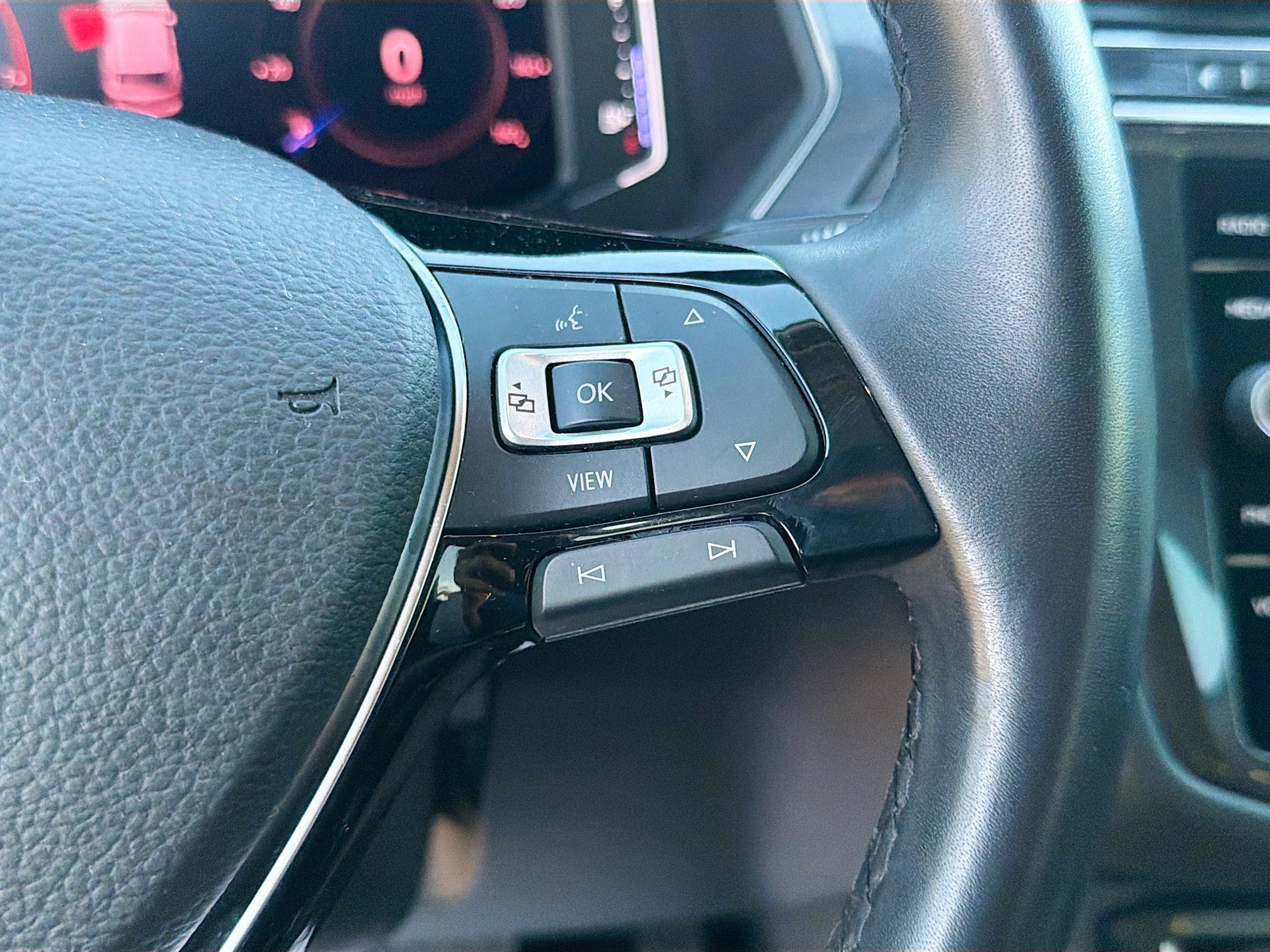 Used 2019 Volkswagen Tiguan SE image 38