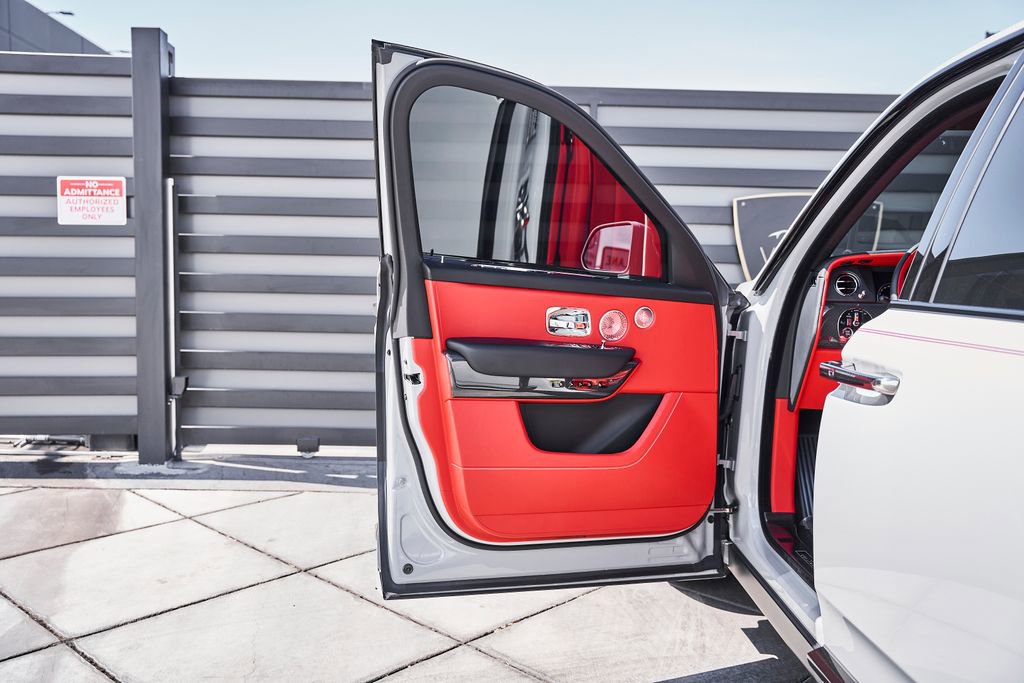 Used 2024 Rolls-Royce Cullinan Black Badge w/ Dark Exterior Package image 32