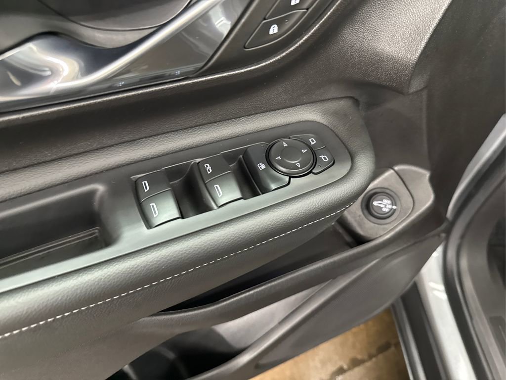 Used 2024 GMC Terrain SLT image 36