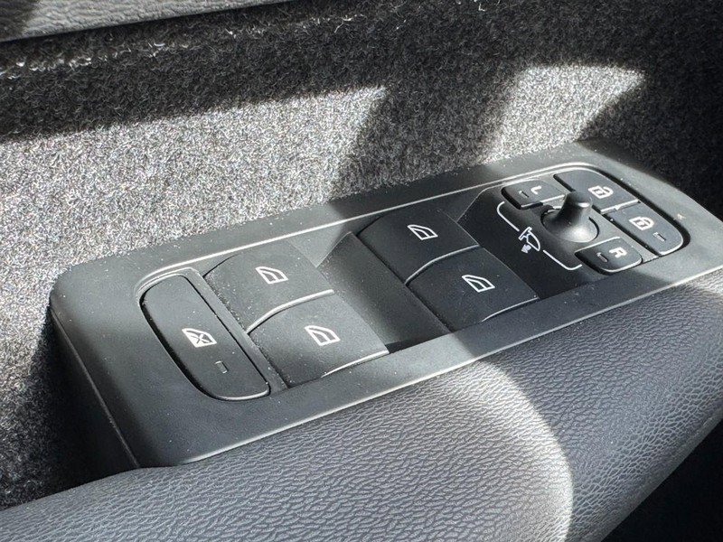 Certified 2023 Volvo XC40 B5 Ultimate w/ Protection Package Premier image 23