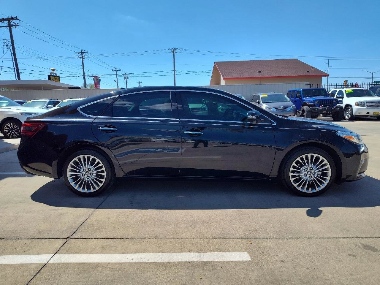 Used 2017 Toyota Avalon Limited FWD image 3