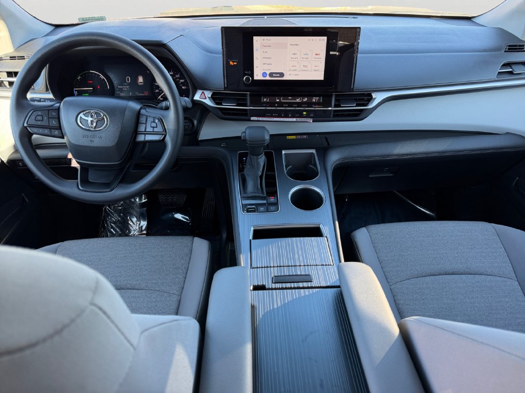 Used 2026 Toyota Sienna LE AWD/4WD image 14