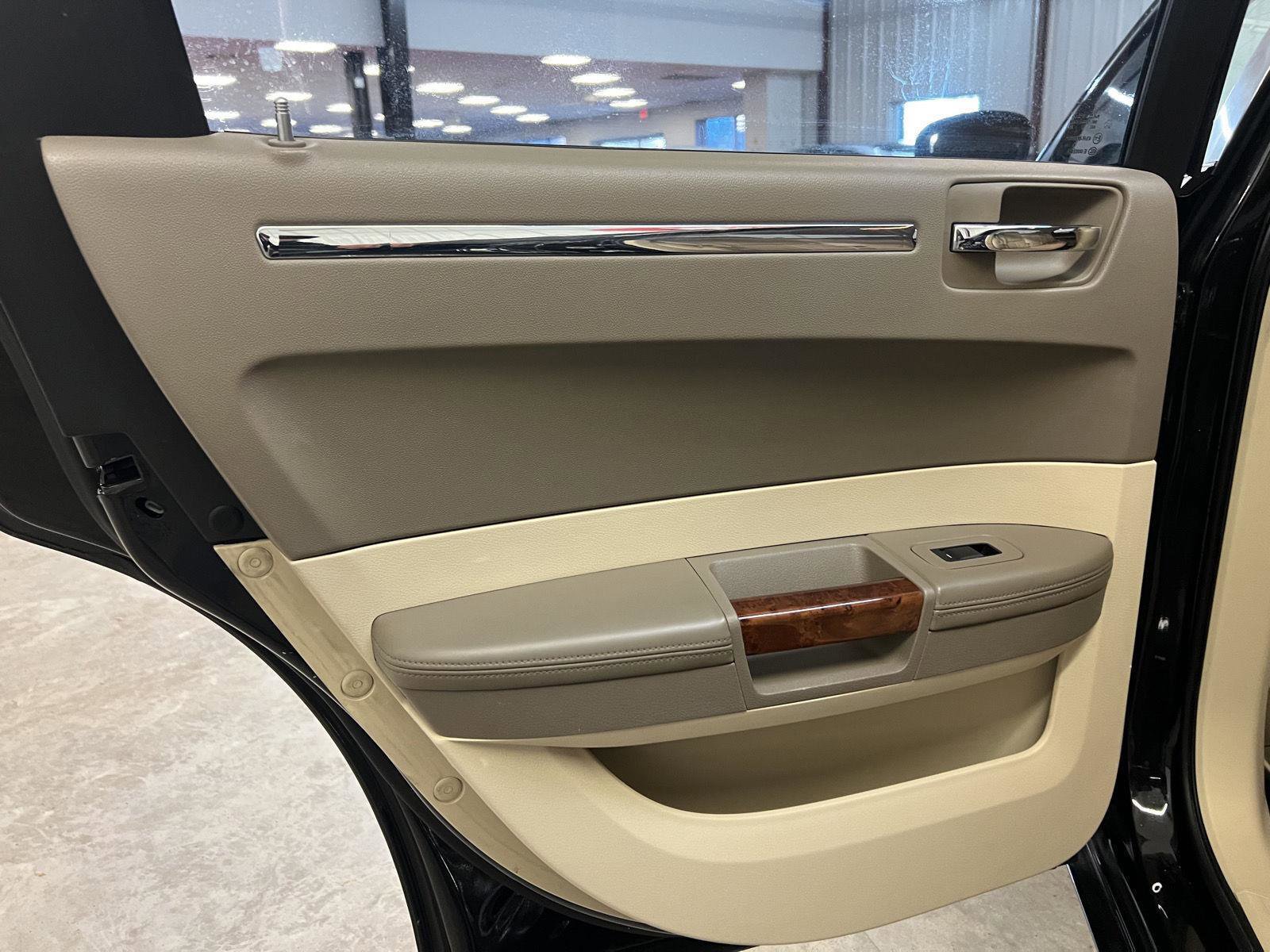 Used 2008 Chrysler 300 C image 31