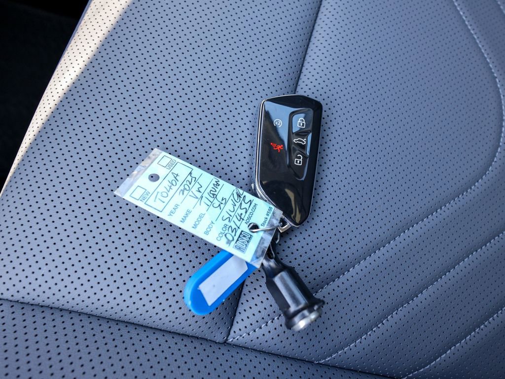 Used 2025 Volkswagen Tiguan SE image 28