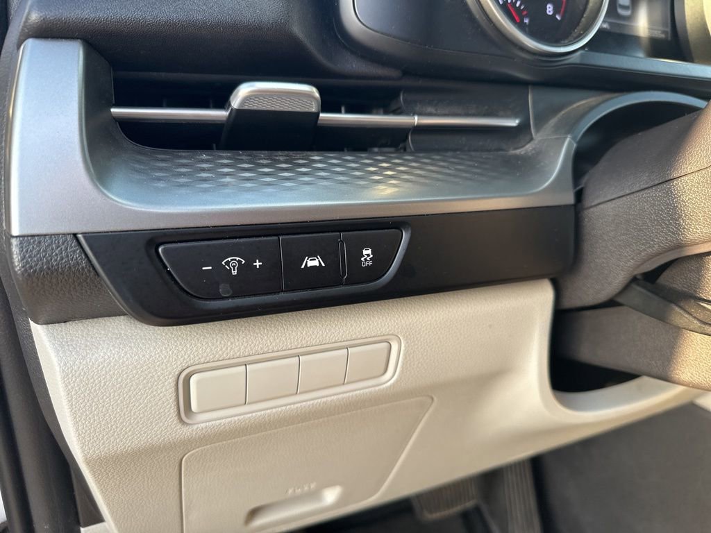 Used 2022 Kia Carnival LX image 18