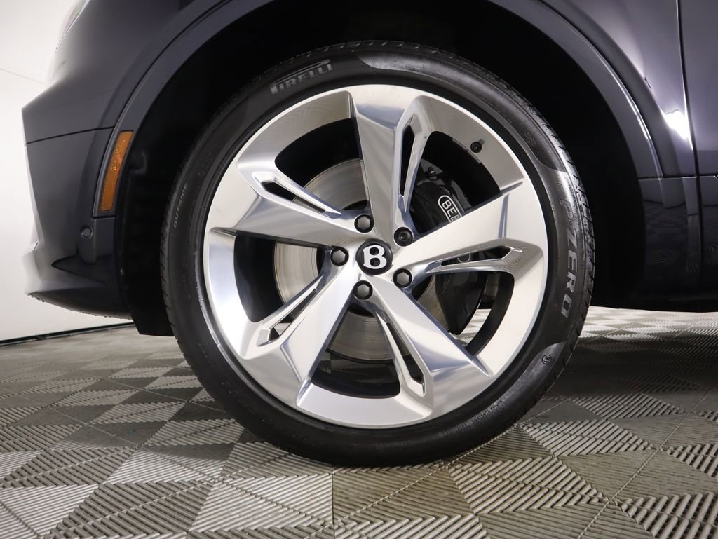 Used 2025 Bentley Bentayga image 31