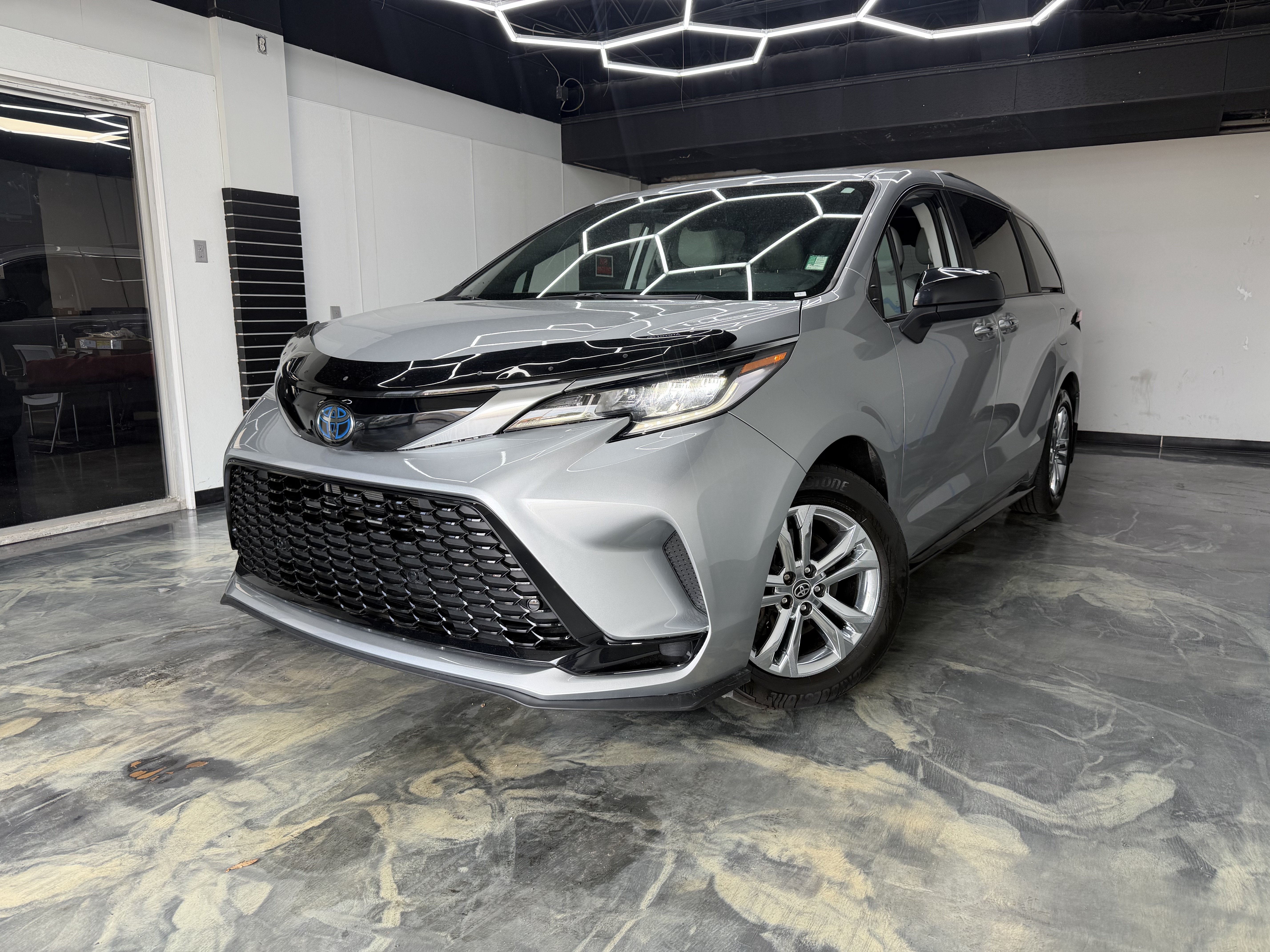 Used 2023 Toyota Sienna XSE AWD/4WD image 1