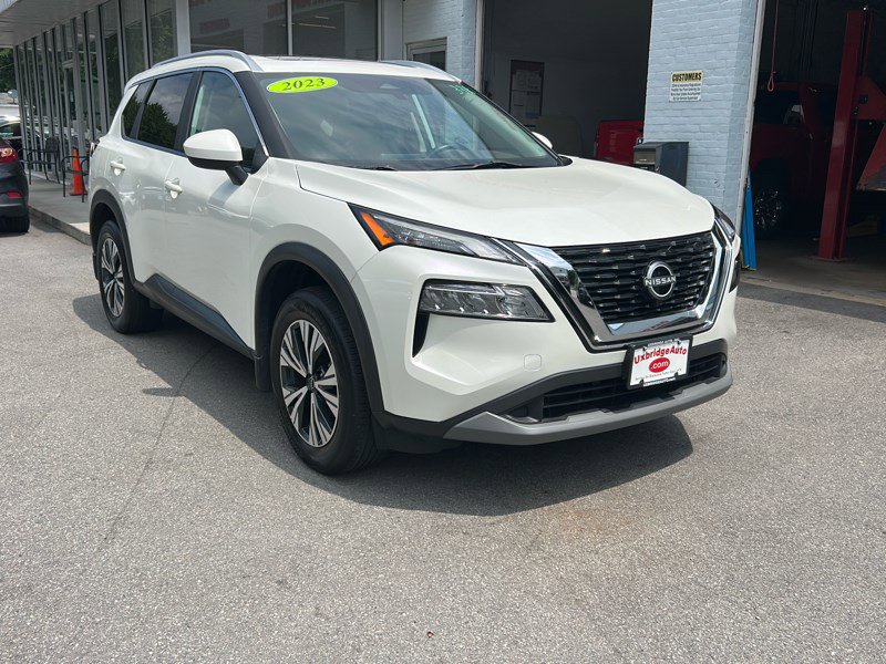 Used 2023 Nissan Rogue SV w/ SV Premium B Package image 2