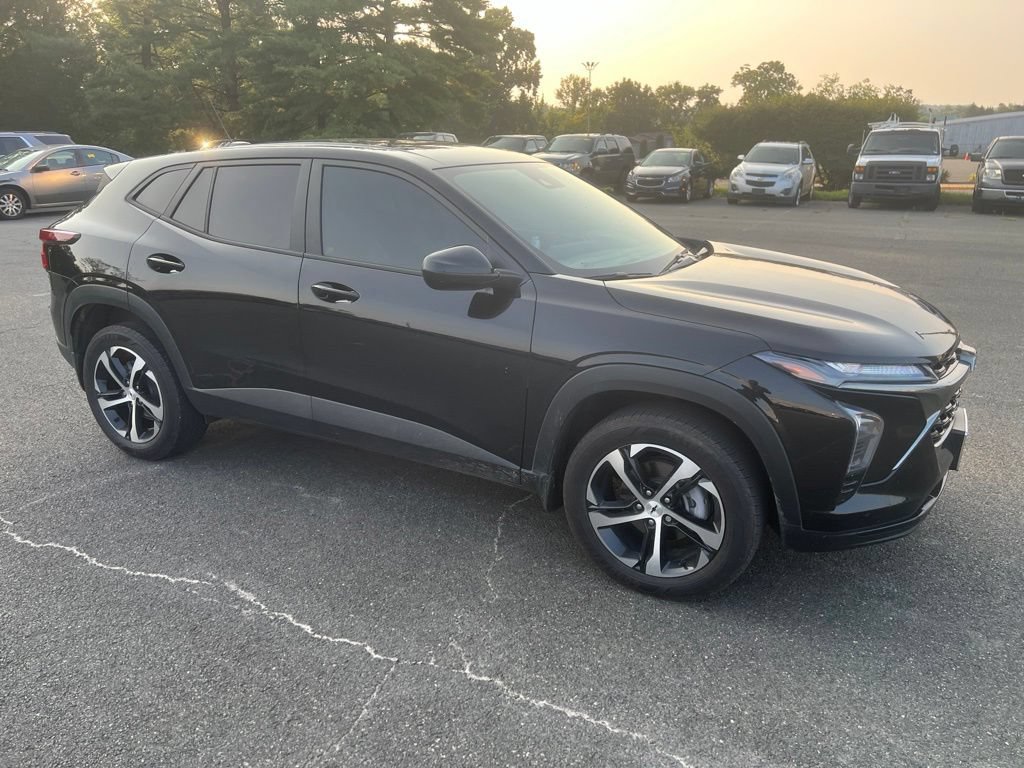 Used 2025 Chevrolet Trax RS FWD image 4