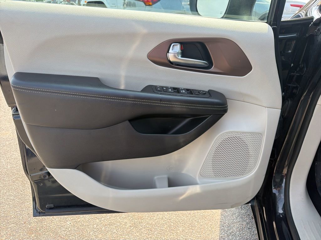 Used 2023 Chrysler Voyager LX image 12