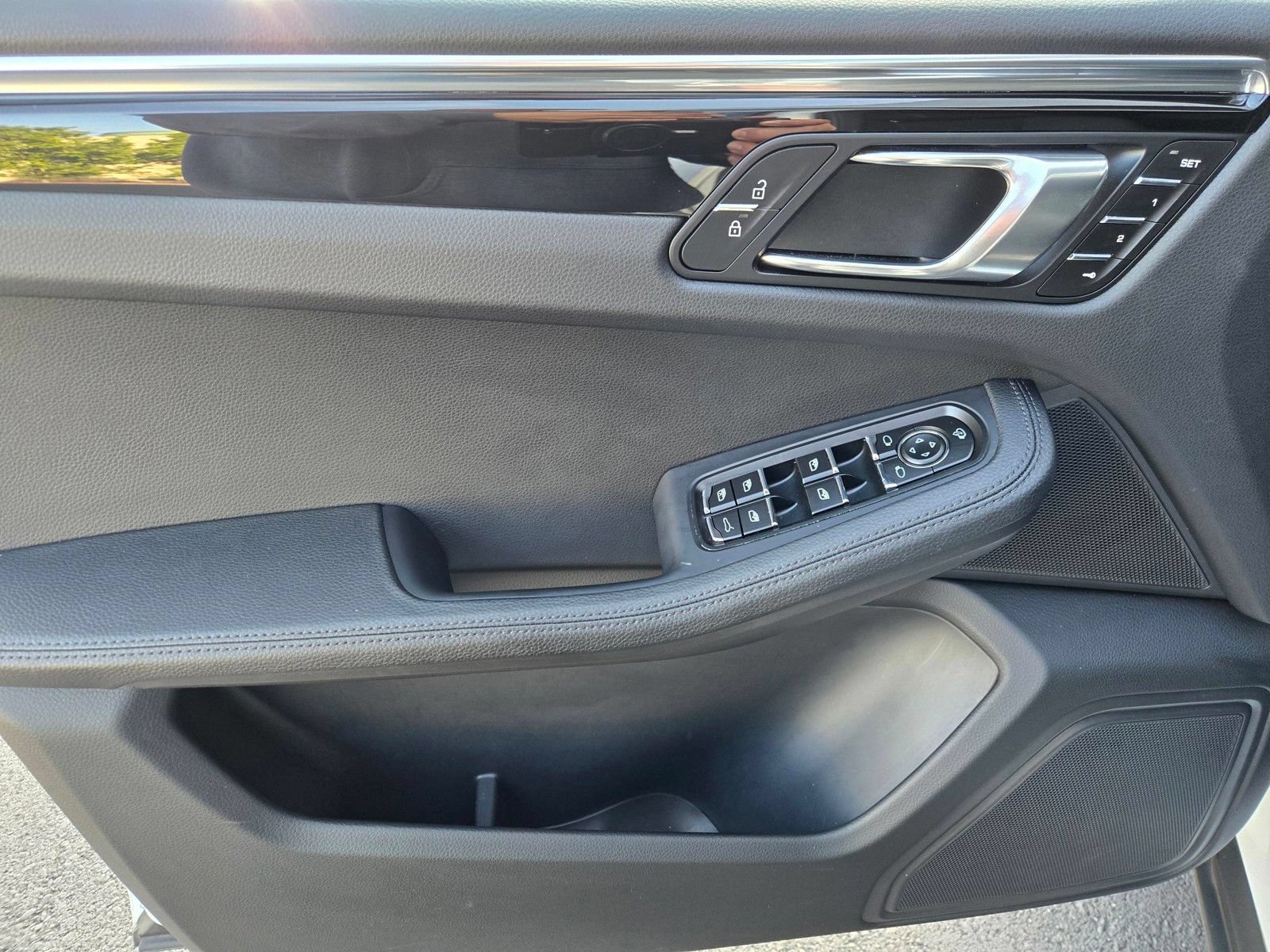 Certified 2025 Porsche Macan w/ Premium Package Plus AWD/4WD image 20