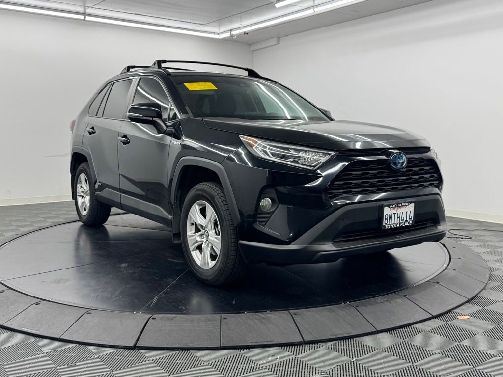Used 2020 Toyota RAV4 XLE w/ Carpet Mat Package AWD/4WD image 3