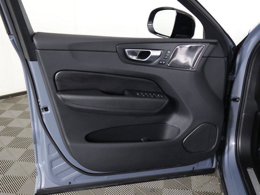 Used 2024 Volvo XC60 B5 Plus image 25