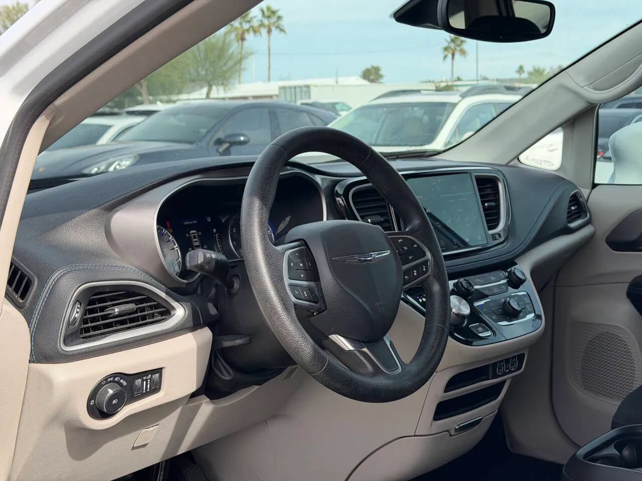 Used 2021 Chrysler Pacifica Touring FWD image 18