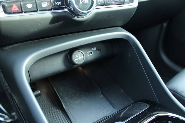 Used 2025 Volvo XC40 B5 Plus image 20