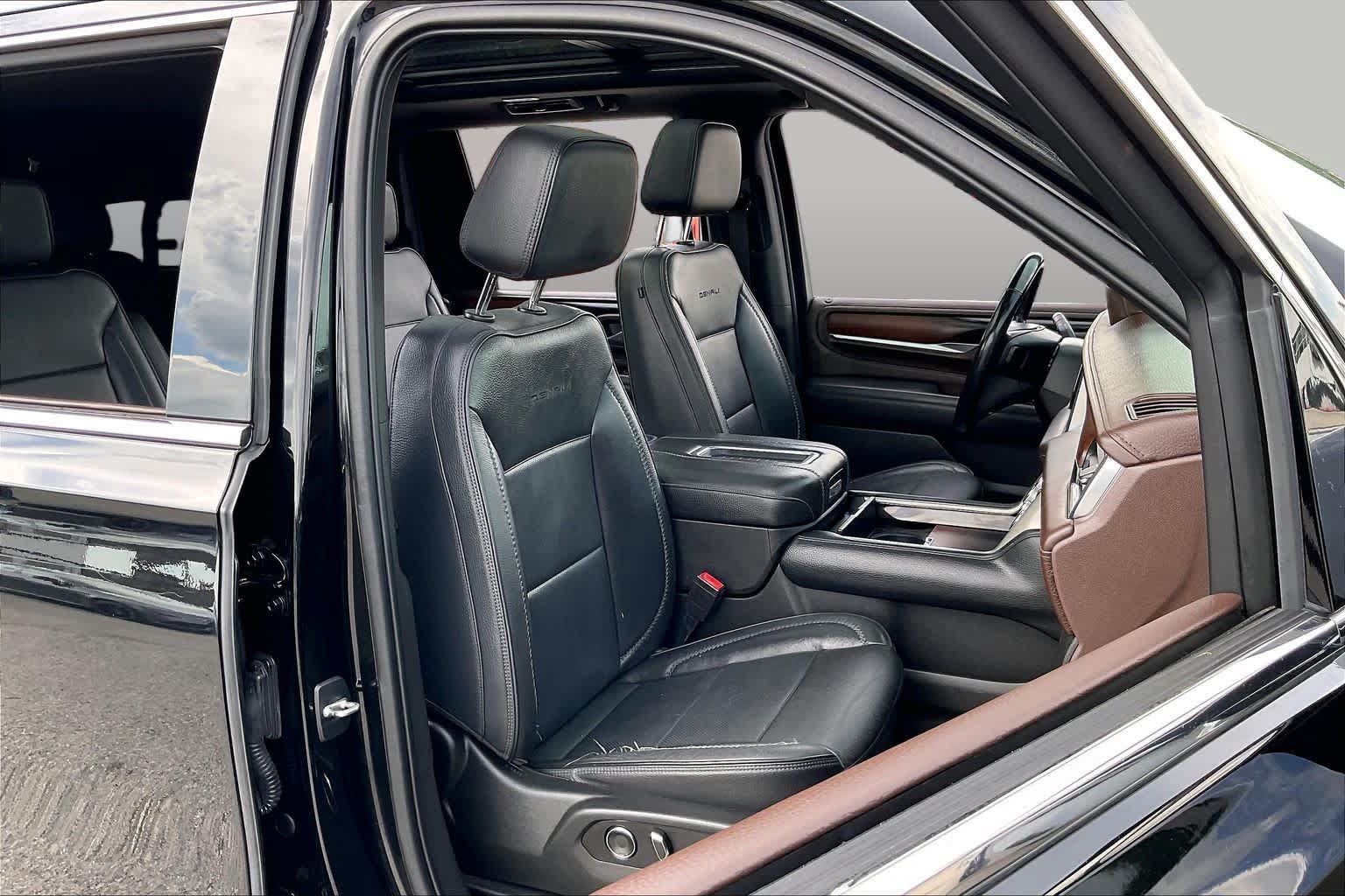 Used 2021 GMC Yukon XL Denali w/ Denali Premium Package AWD/4WD image 9
