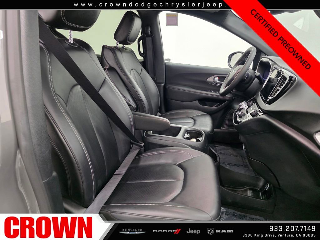 Used 2025 Chrysler Pacifica Select image 12