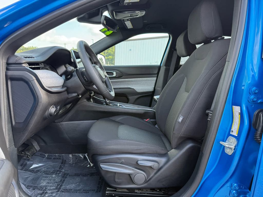 Used 2024 Jeep Compass Sport image 4