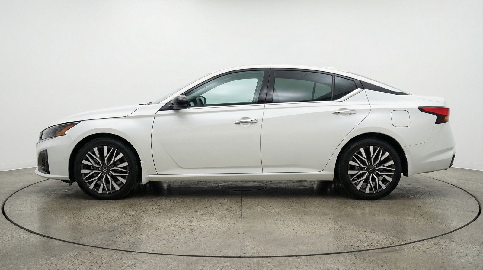 Used 2025 Nissan Altima 2.5 SV FWD image 5