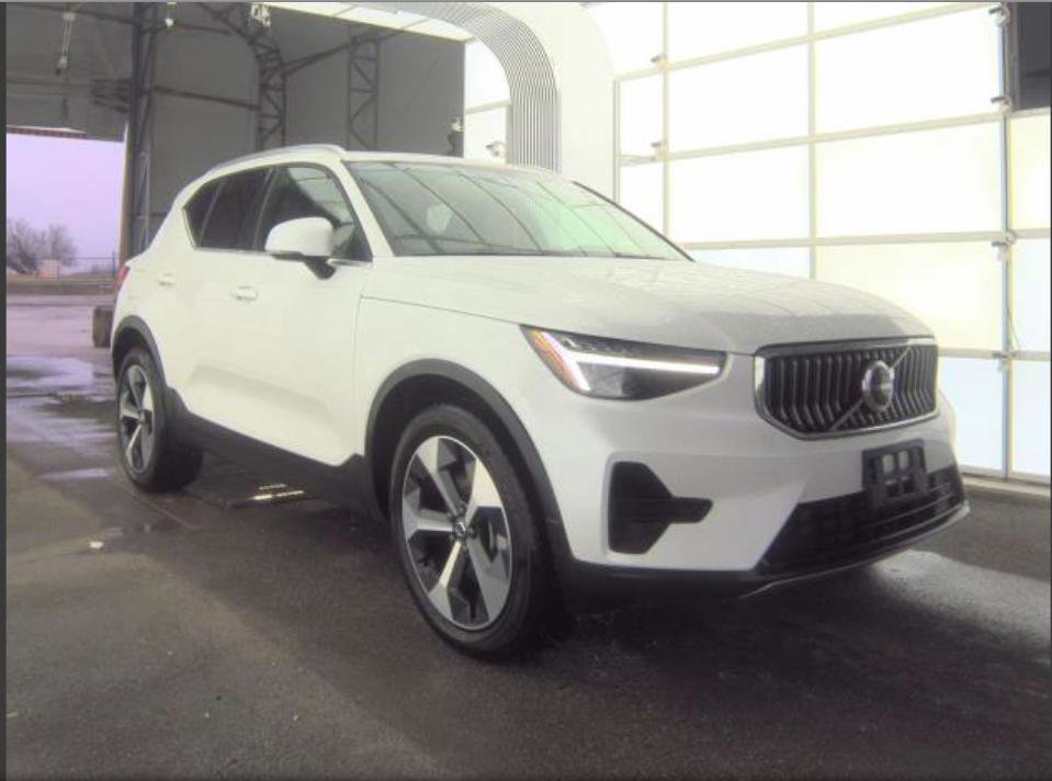 Used 2025 Volvo XC40 B5 Core image 4