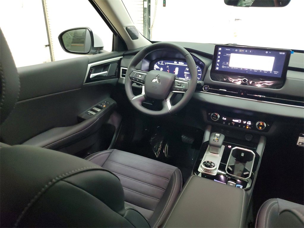 New 2025 Mitsubishi Outlander SE image 16
