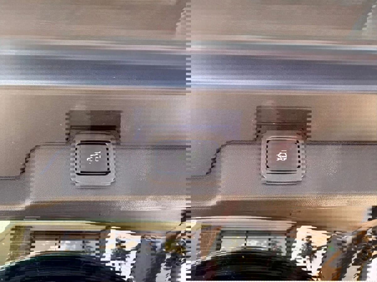 Used 2019 Land Rover Discovery HSE image 16