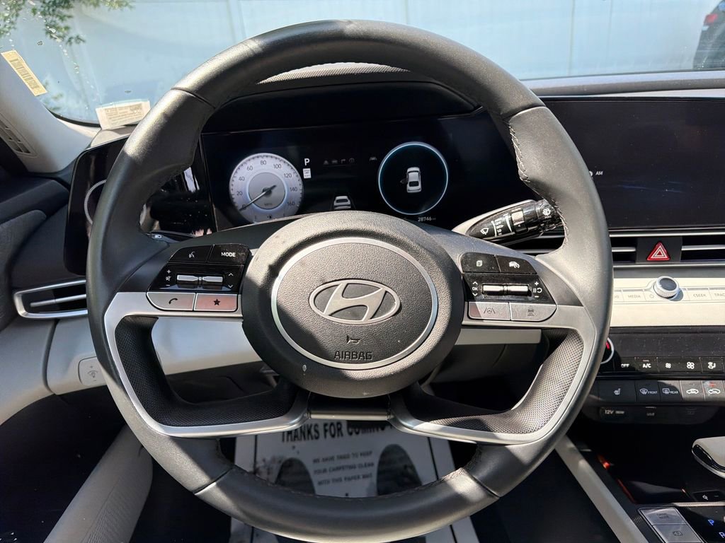 Used 2025 Hyundai Elantra Limited FWD image 17