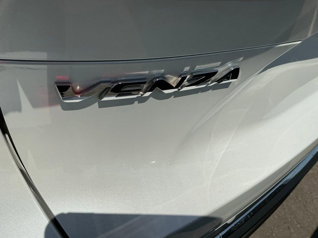 Used 2024 Toyota Venza XLE AWD/4WD image 6