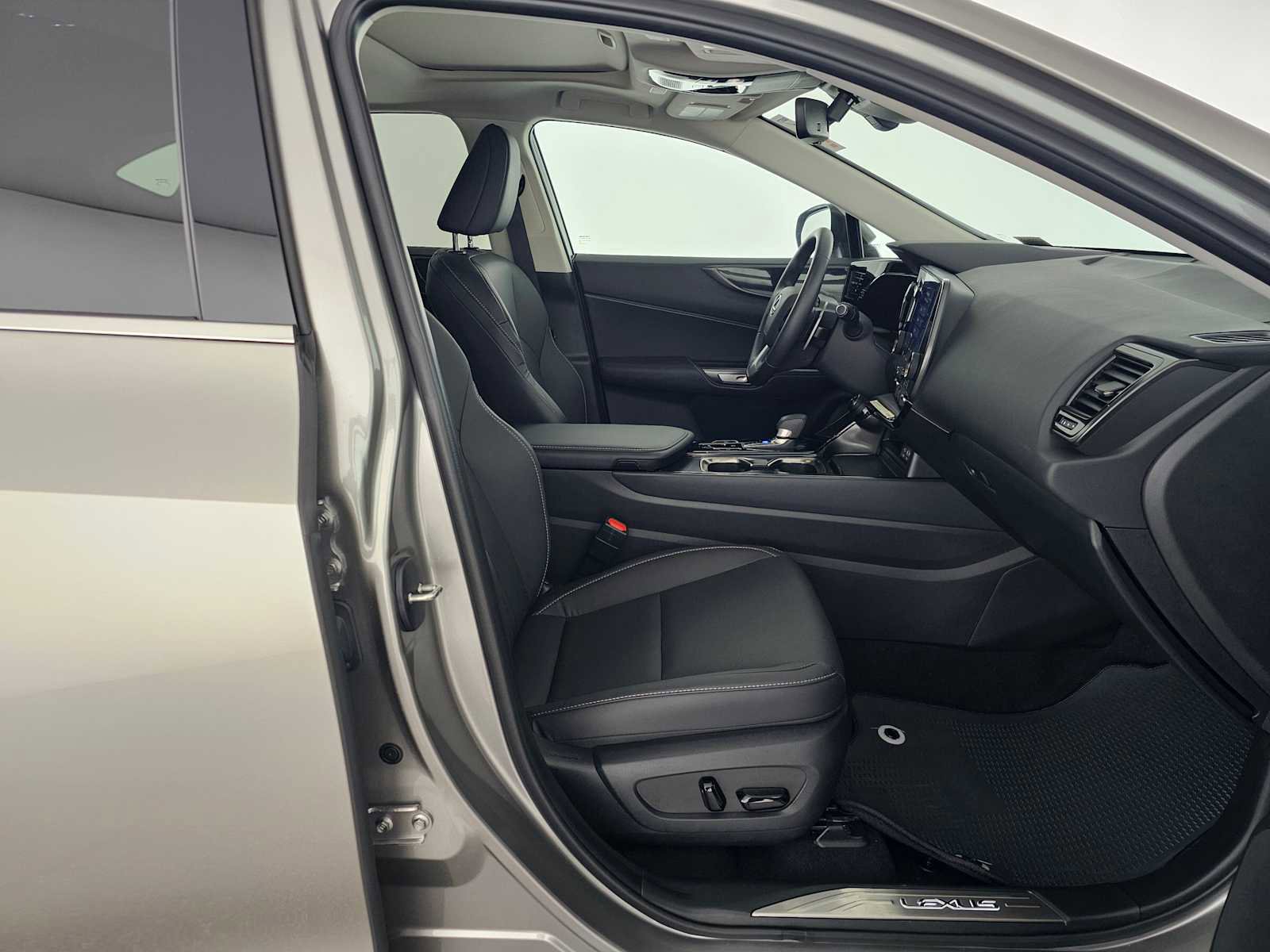 Used 2025 Lexus NX 250 FWD w/ Accessory Package (2T) image 10