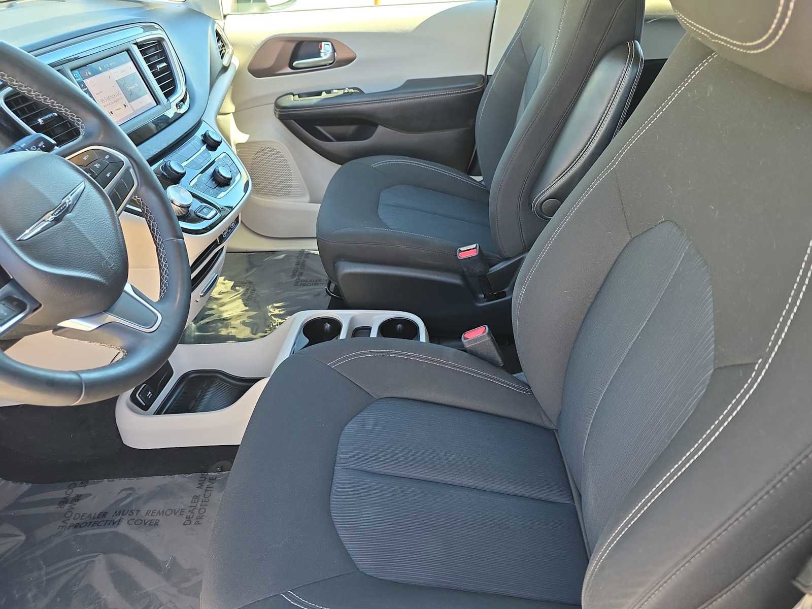 Used 2022 Chrysler Voyager LX image 15