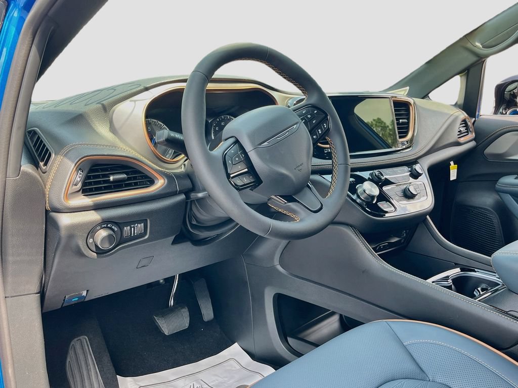 New 2027 Chrysler Pacifica Pinnacle w/ Theater Group FWD image 9