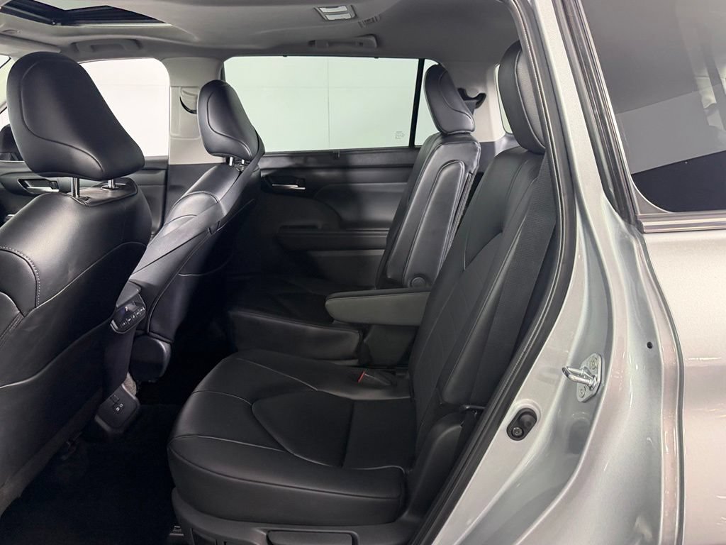 Used 2025 Toyota Highlander XLE FWD image 29
