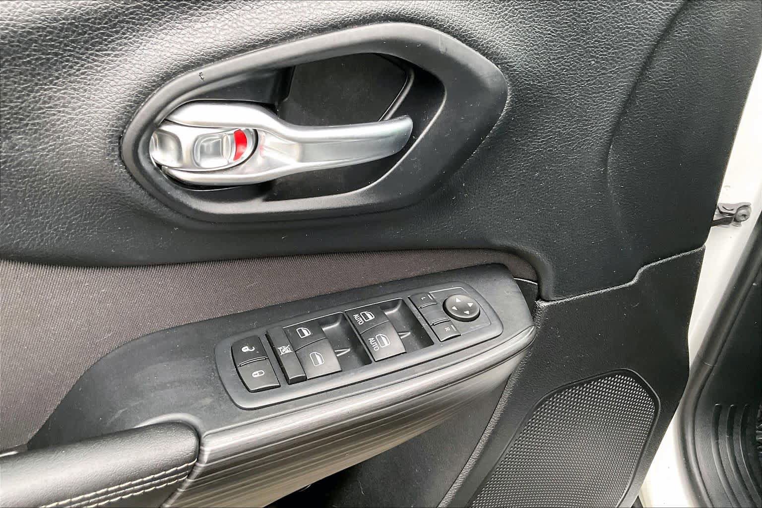 Used 2017 Jeep Cherokee Latitude w/ Cold Weather Group AWD/4WD image 35