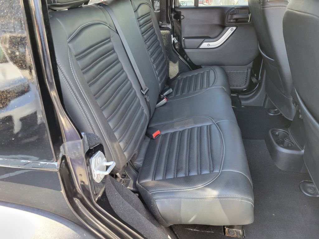 Used 2016 Jeep Wrangler Unlimited Rubicon w/ Connectivity Group image 19