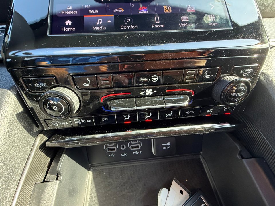 Used 2025 Jeep Grand Cherokee Laredo w/ Luxury Tech Group I RWD image 22