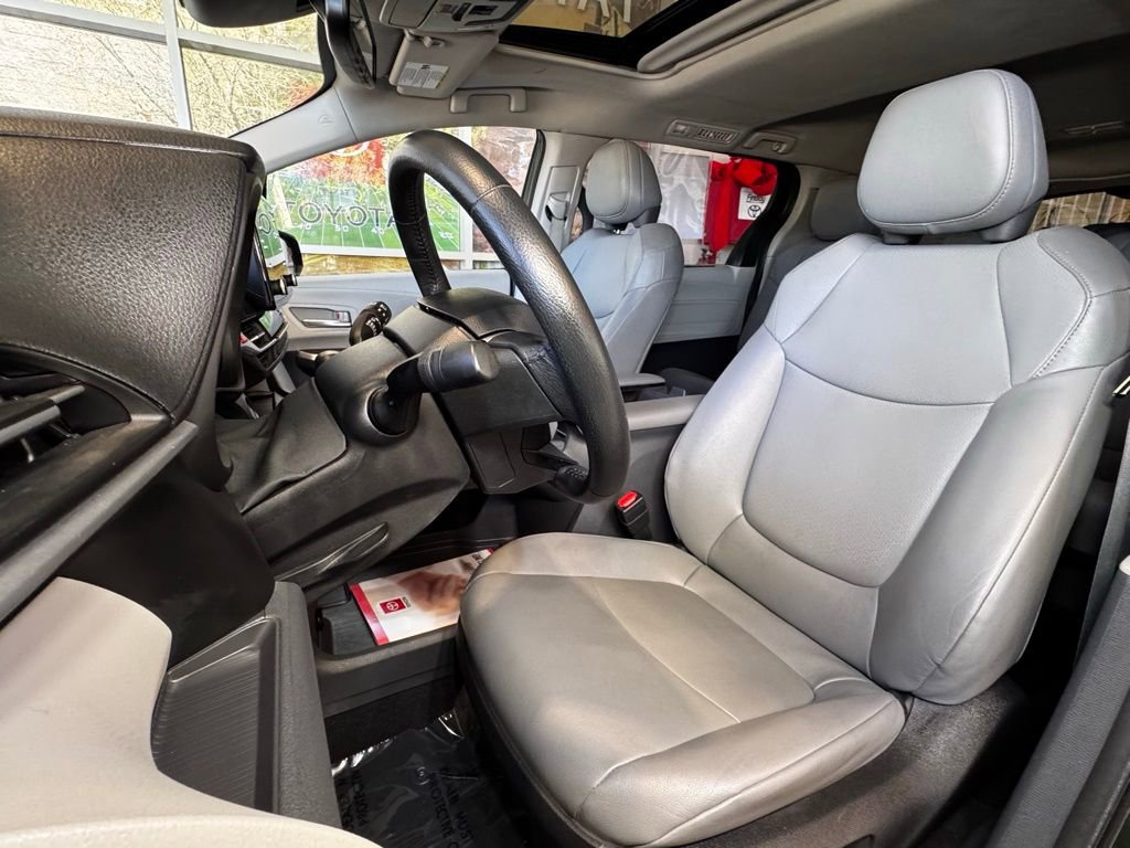 Used 2024 Toyota Sienna XLE image 17