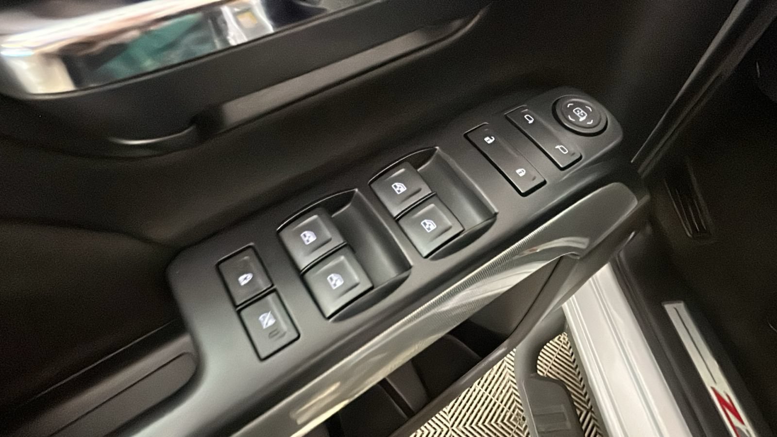 Used 2018 Chevrolet Silverado 1500 LT w/ Redline Edition AWD/4WD image 13