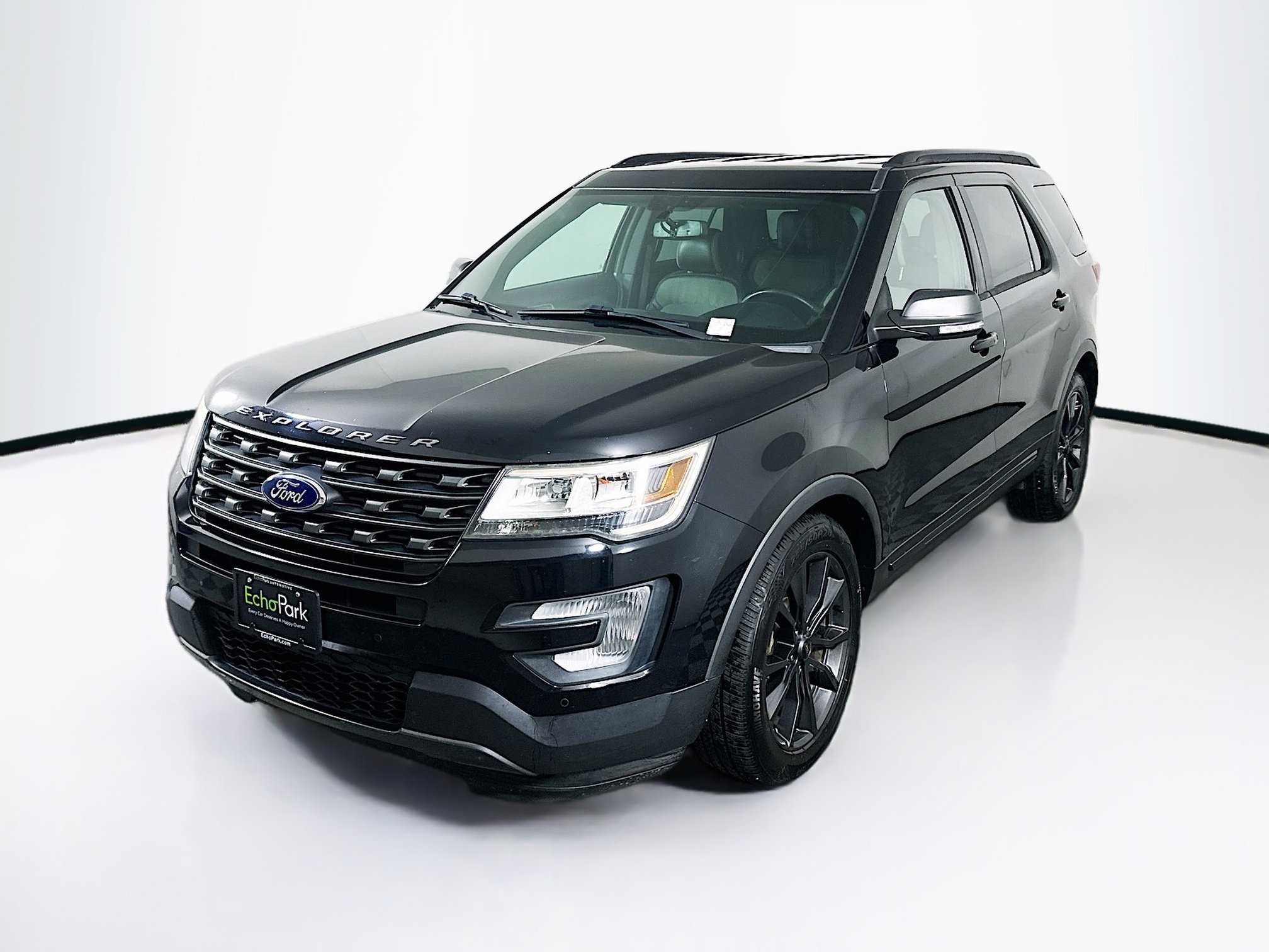 Used 2017 Ford Explorer XLT w/ Equipment Group 202A FWD image 3