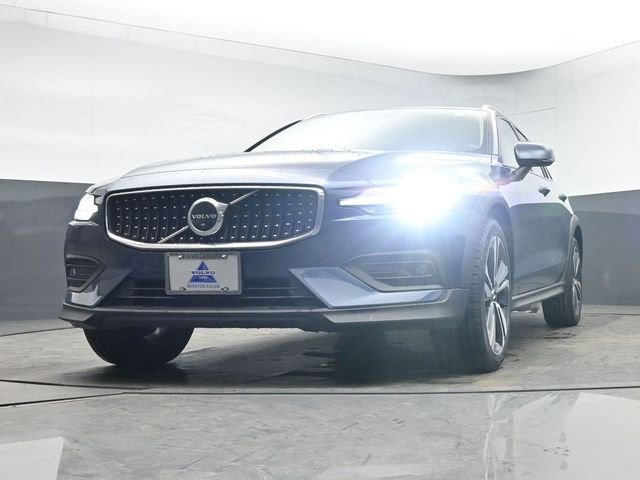 Used 2023 Volvo V60 B5 Cross Country Plus image 37