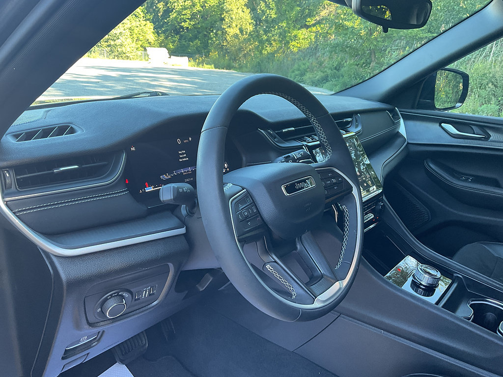 Used 2023 Jeep Grand Cherokee L Laredo AWD/4WD image 10
