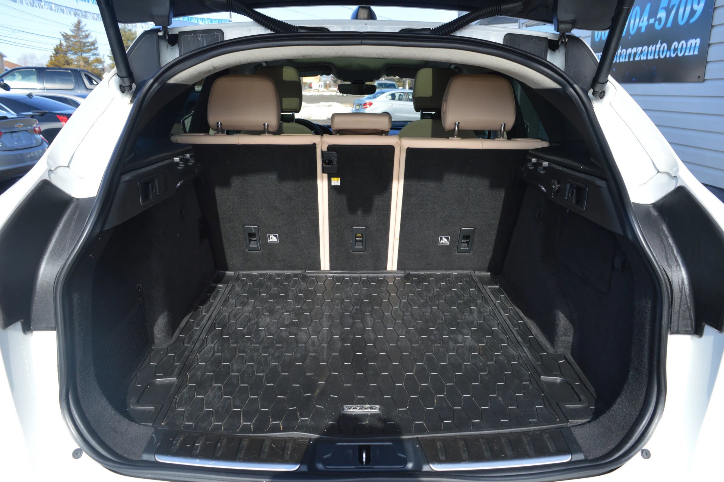 Used 2020 Jaguar F-PACE Premium image 9