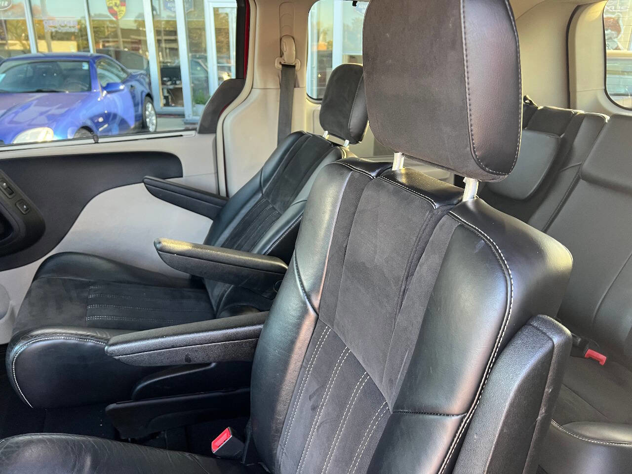 Used 2014 Chrysler Town & Country Touring-L image 24