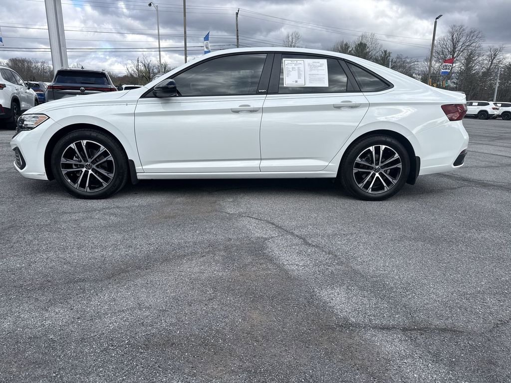 Used 2024 Volkswagen Jetta Sport image 3