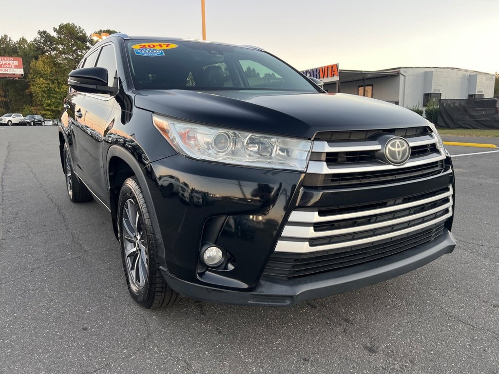 Used 2017 Toyota Highlander XLE image 3