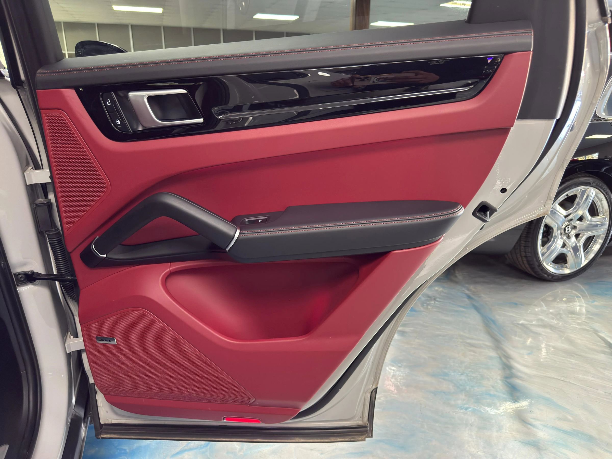 Used 2022 Porsche Cayenne Platinum Edition w/ Premium Package Plus AWD/4WD image 15