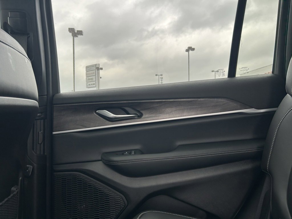 New 2025 Jeep Grand Cherokee L Limited image 28
