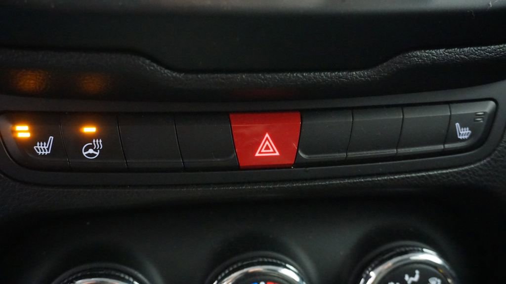 Used 2017 Jeep Renegade Latitude w/ Cold Weather Group image 34