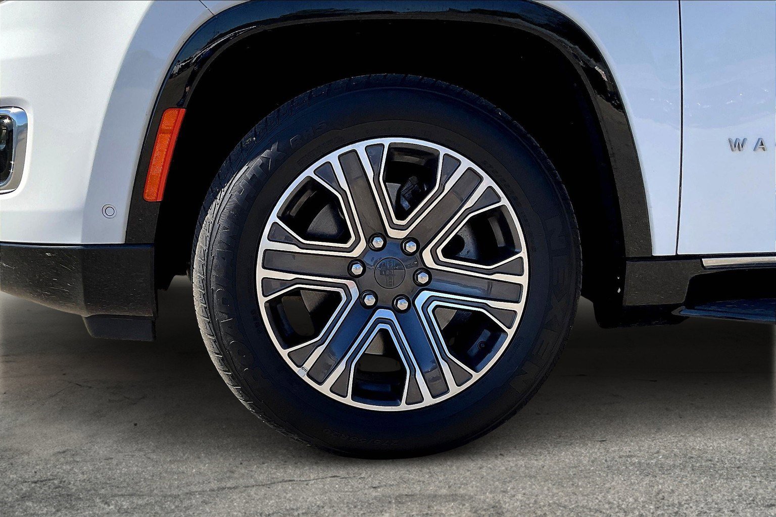 Used 2024 Jeep Wagoneer Series II w/ Flexible Seating Group image 8