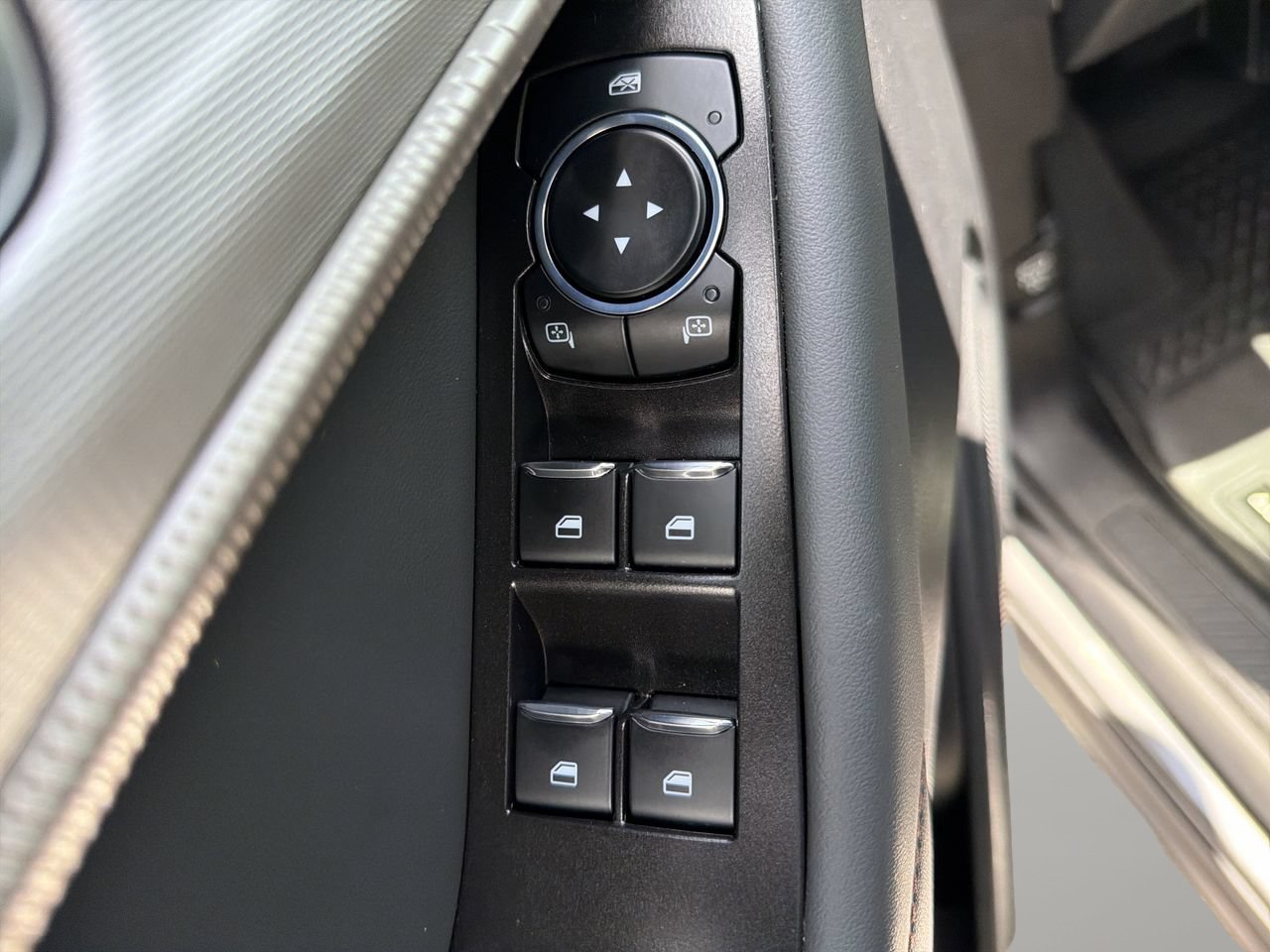 Certified 2025 Ford Explorer Active RWD image 18