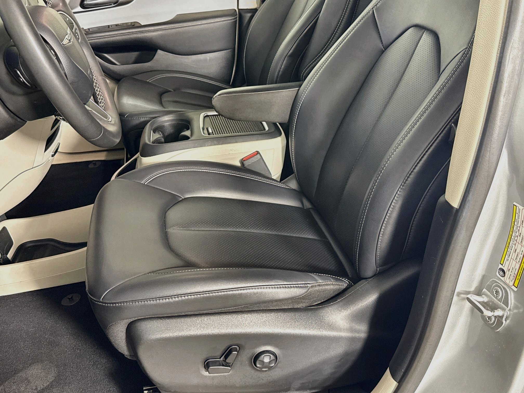 Used 2024 Chrysler Pacifica Touring-L FWD image 22